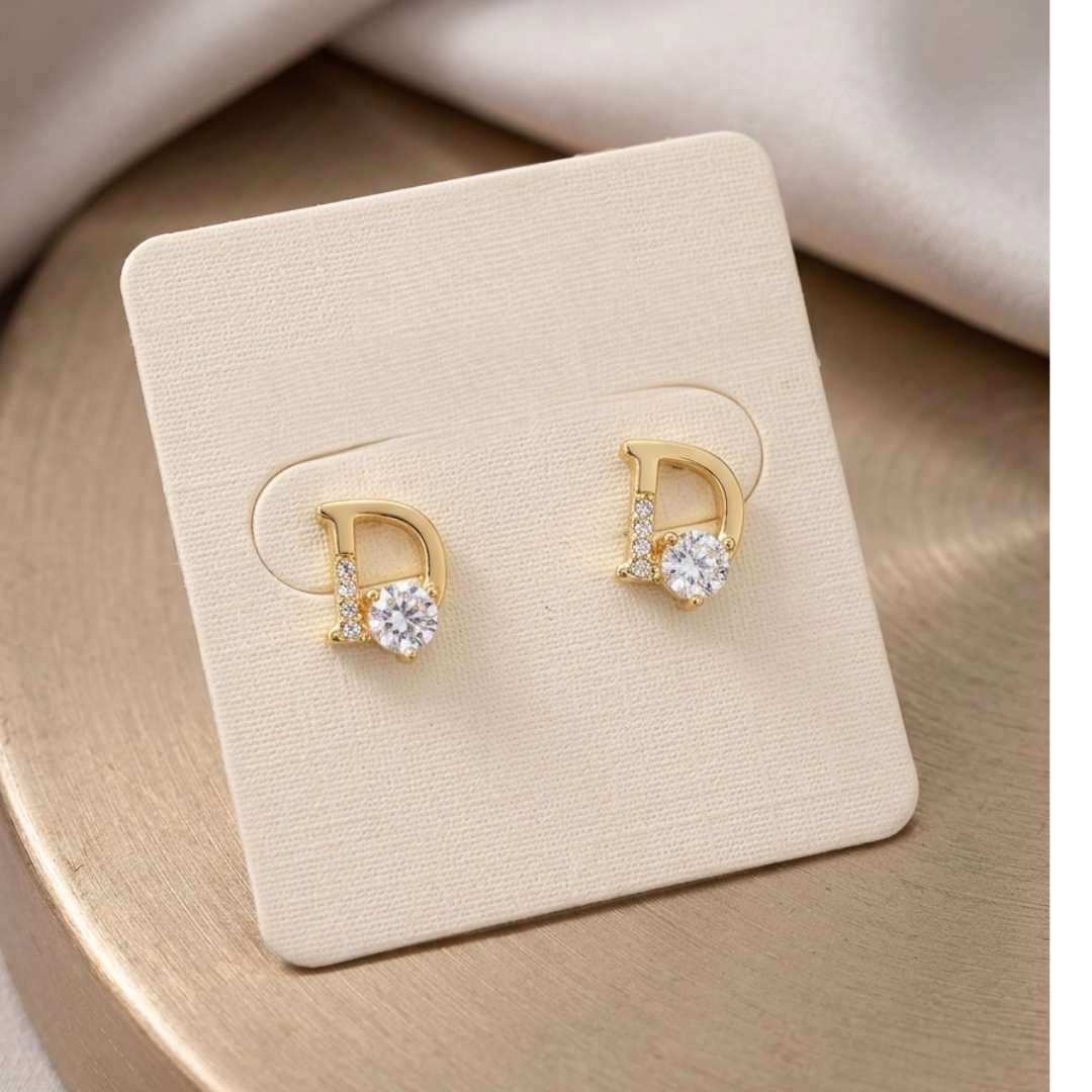 Aretes Tipo Broquel con Letra "D"